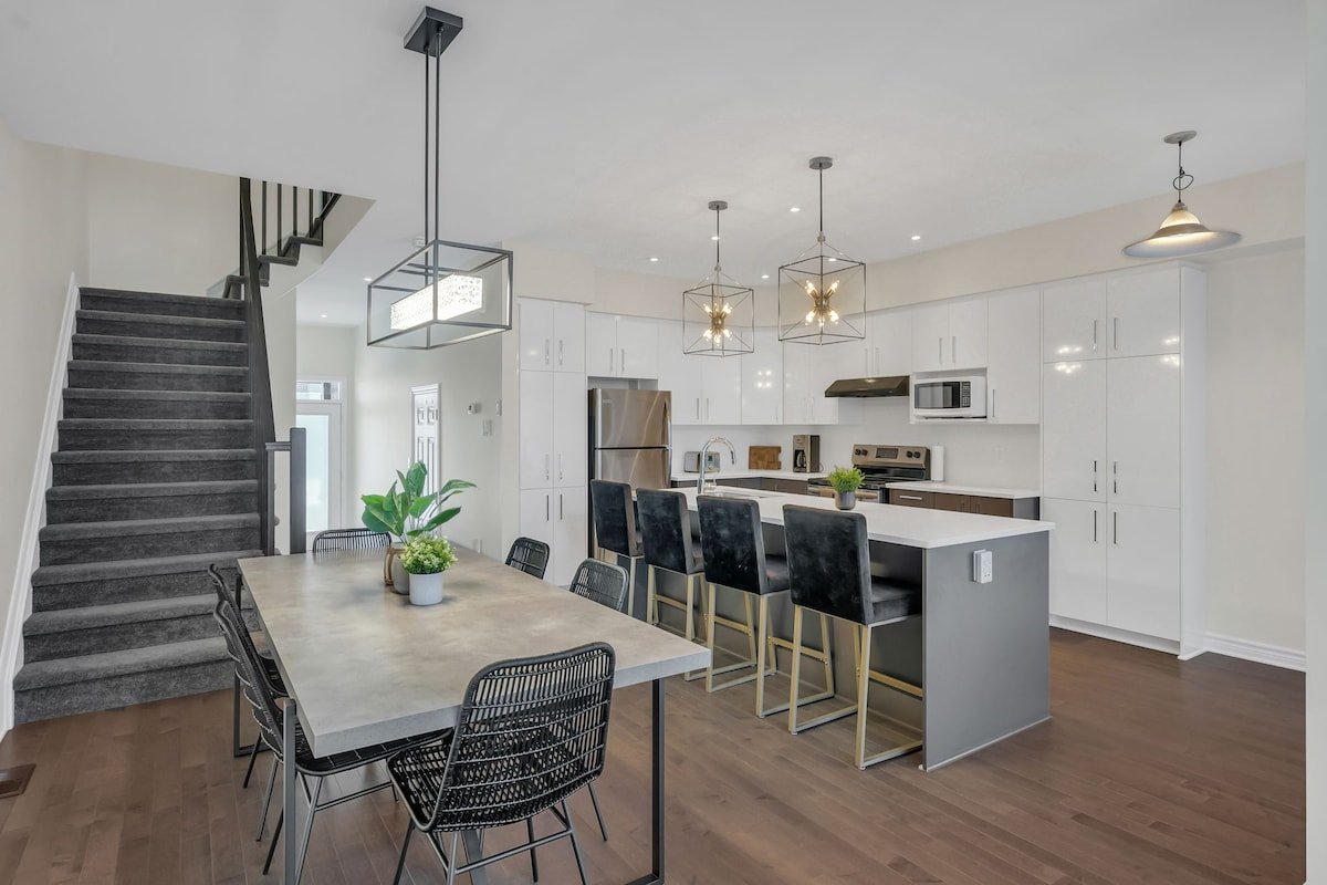 Luxury Modern Home in Ottawa! gallery image 2