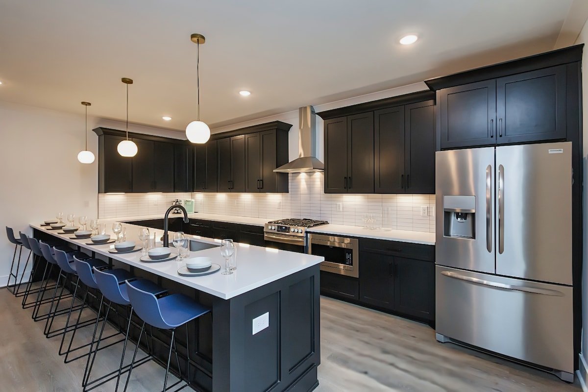 Gulch Walkable- Rooftop/Hot Tub! gallery image 5