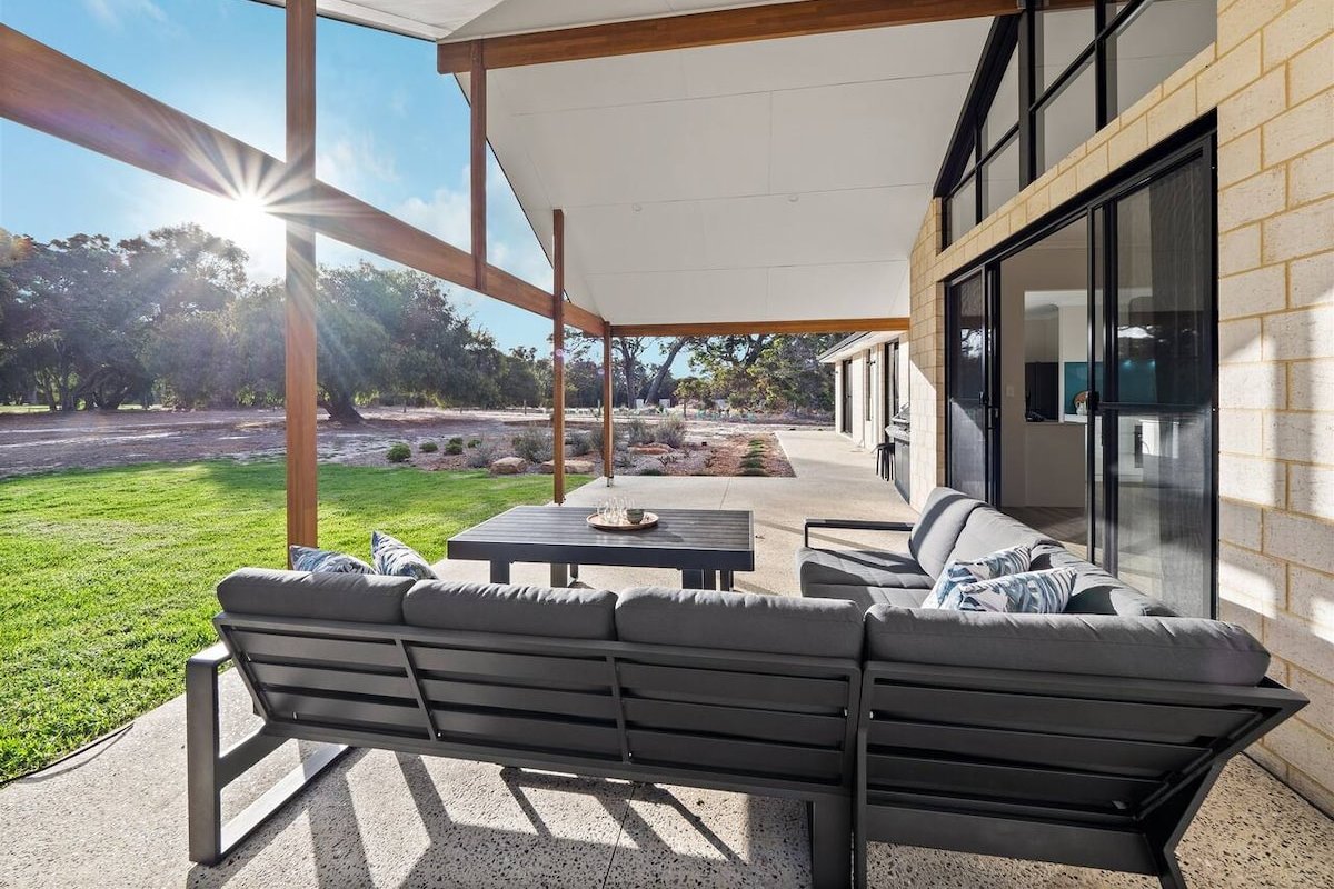 Turf and Surf—Secluded Haven between Beach & Town gallery image 2