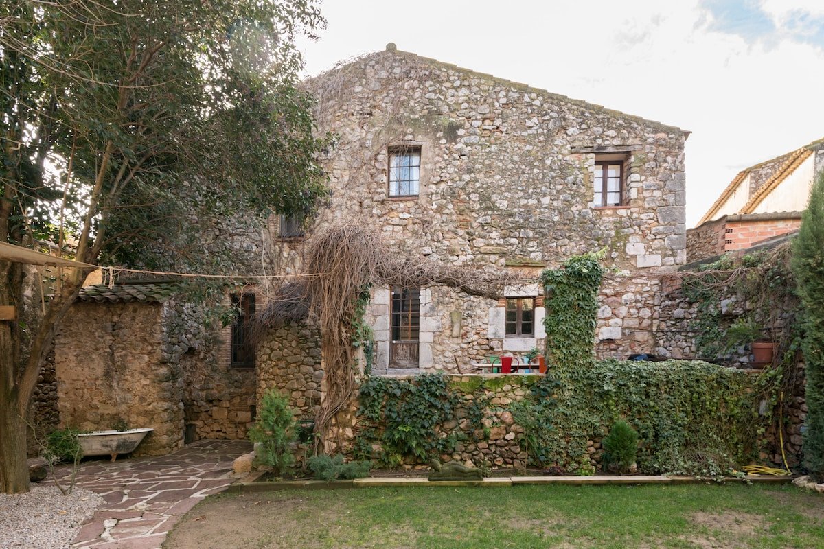 Preciosa masía del siglo XVII con jardín y piscina, recién restaurada. gallery image 2