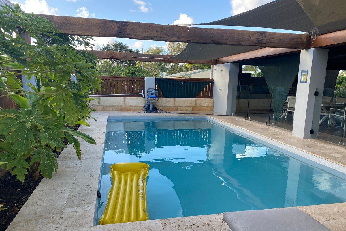 Superb house with a solar heated pool, in town. gallery image 4