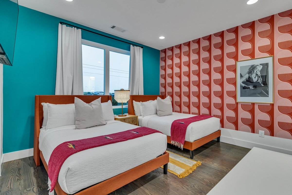 Winter Escape near DT | Rooftop HotTub + Game Room gallery image 4