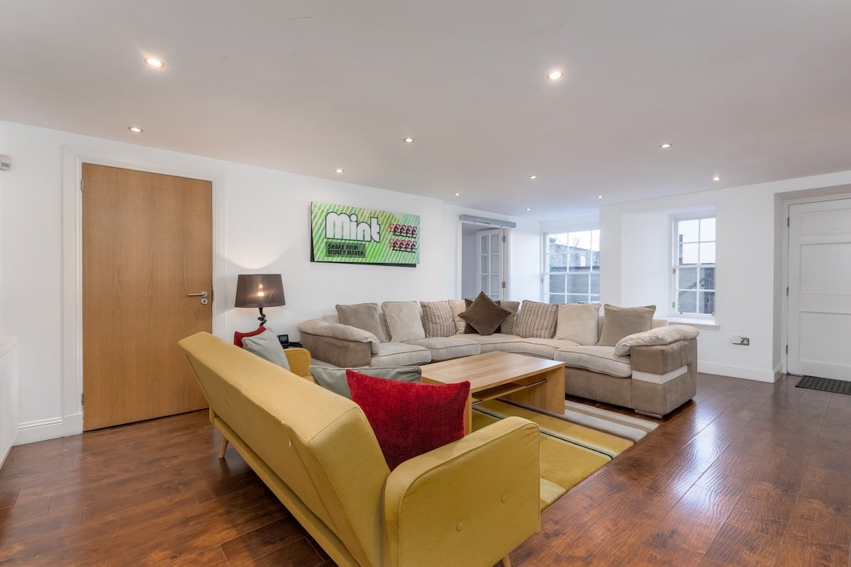 York Place City Centre 4 bedroom Duplex Apartment gallery image 3