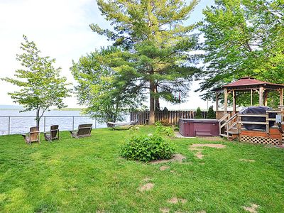 4 season cottage with hot tub in Constance Bay