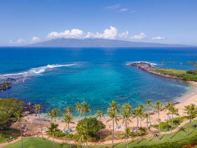 Modern Hawaii – 4th Tee Steps to the Beach