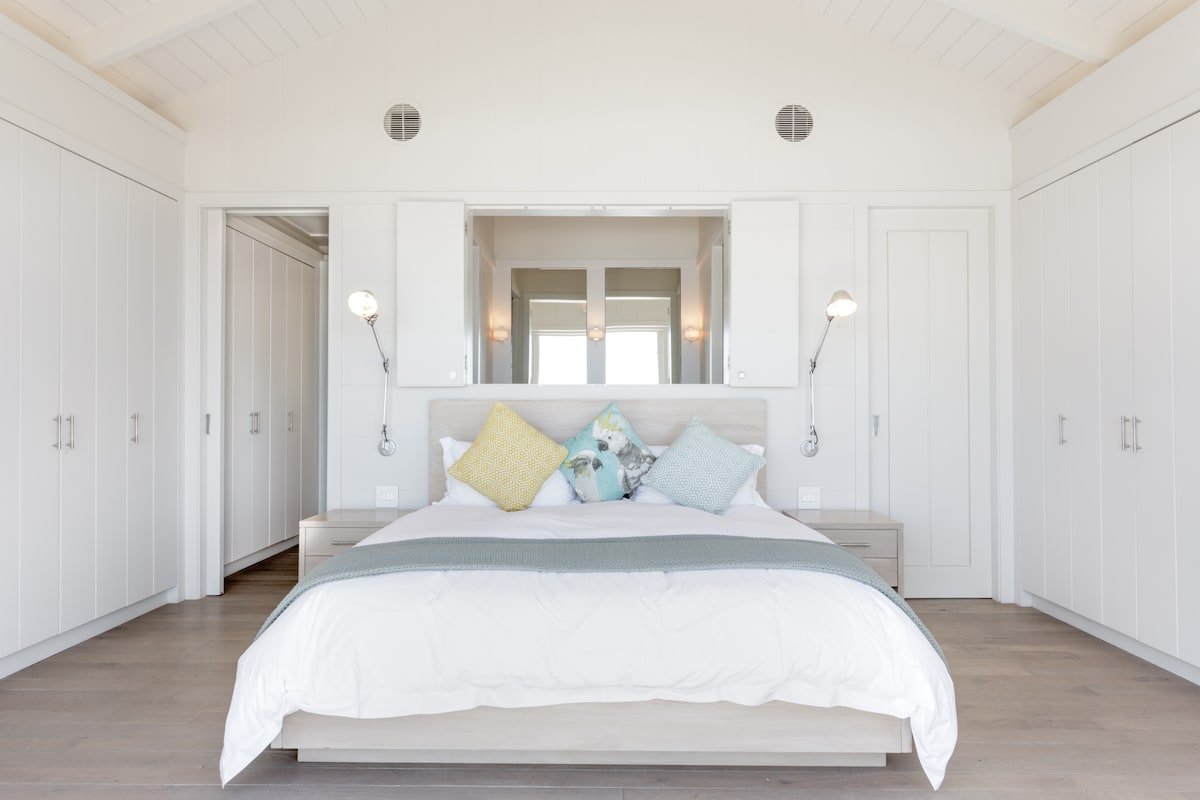 Breathe the Sea Air from a Chic Camps Bay Hideaway gallery image 3