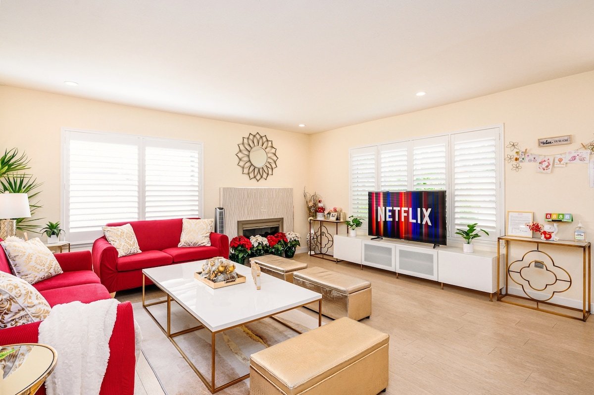 7 Bedrooms • Near Disneyland • Perfect for Groups gallery image 2