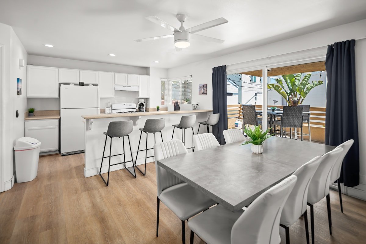 7 Bedroom Water View Home – North Mission Beach gallery image 2