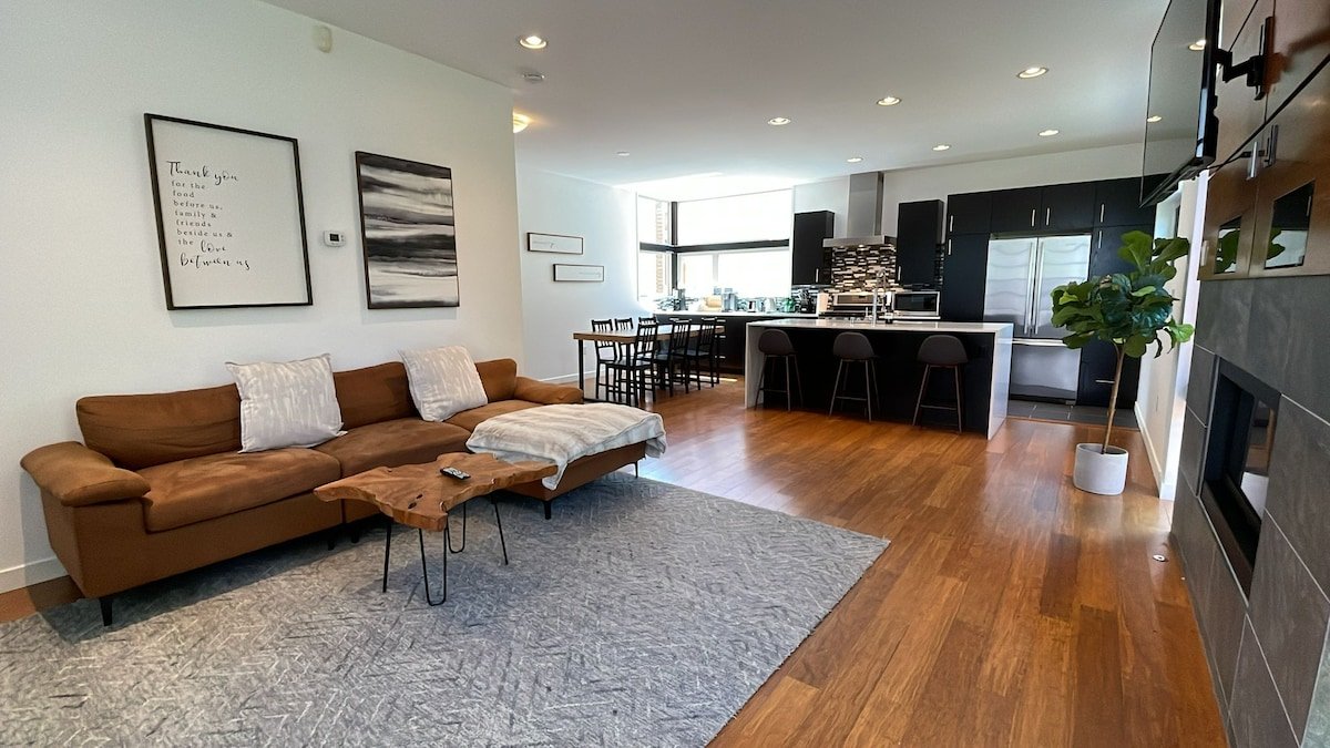 Stylish 3BR Retreat | Chef’s Kitchen+Trendy Locale gallery image 2