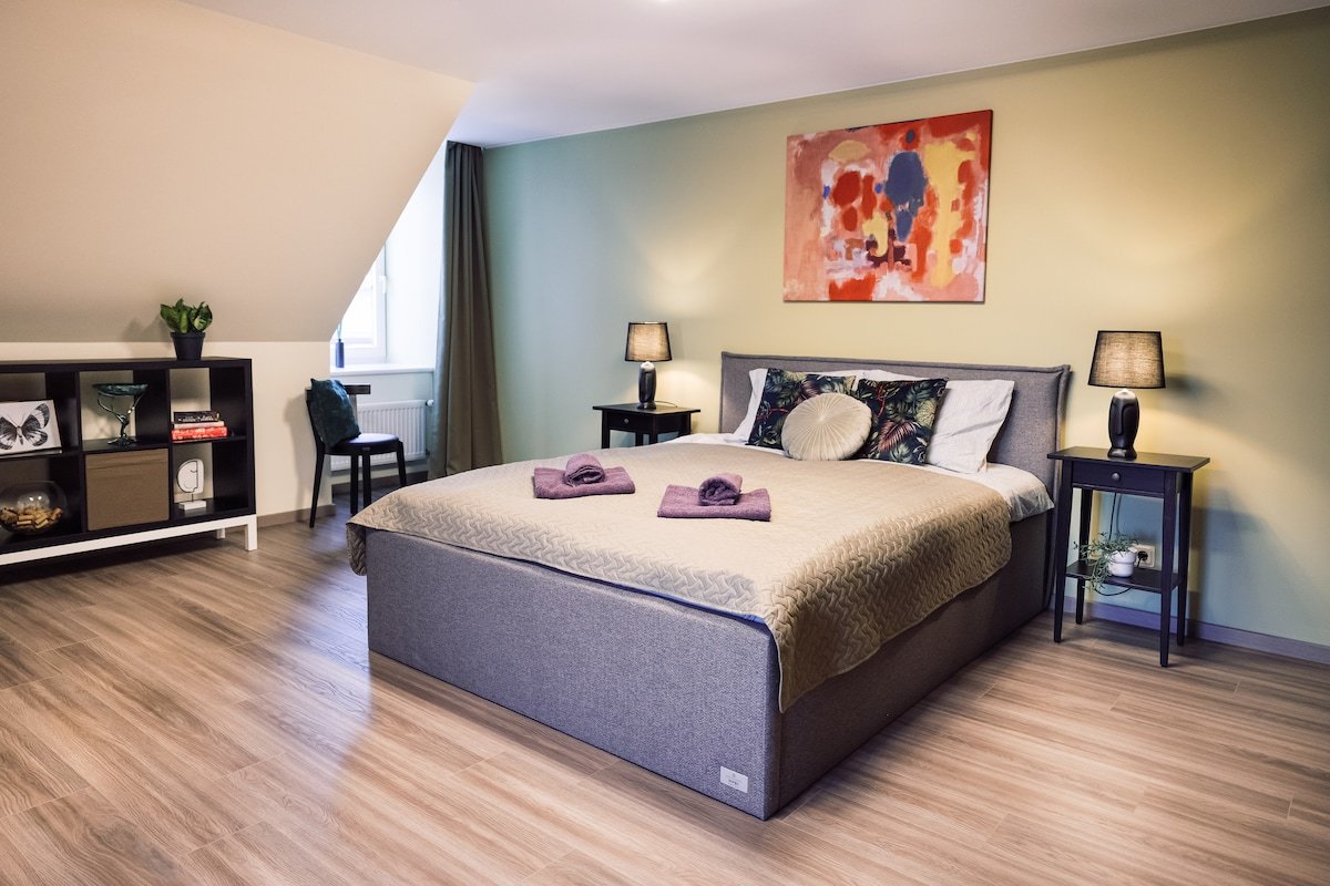 Rothko Apt/9 guests/Self check-in/4 BR/Old Town gallery image 4