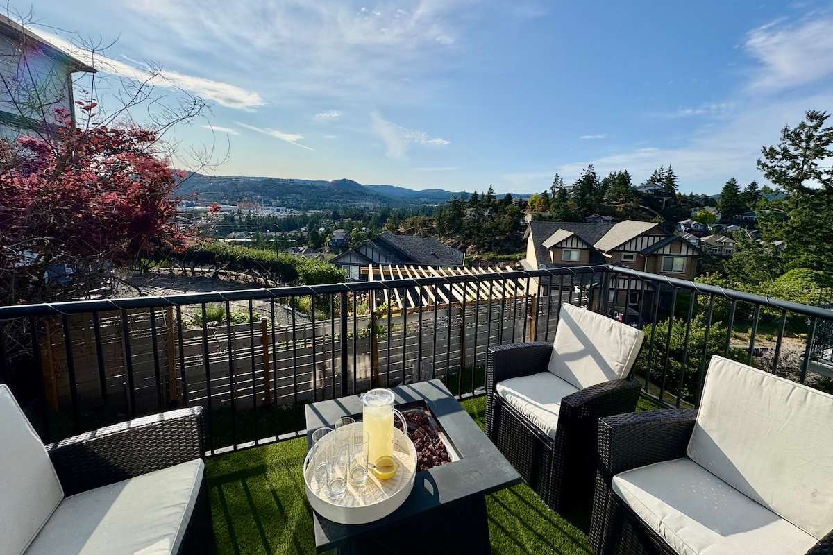 Modern Hilltop Home with Views! King bed gallery image 2