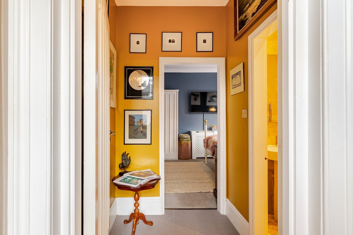 Chic Apartment Retreat Close to Richmond Park gallery image 5