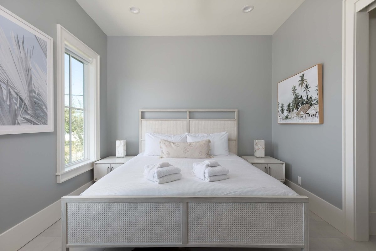 LUX Casa Blanca | Golf Cart | Heat Pool | Pets Ok gallery image 4