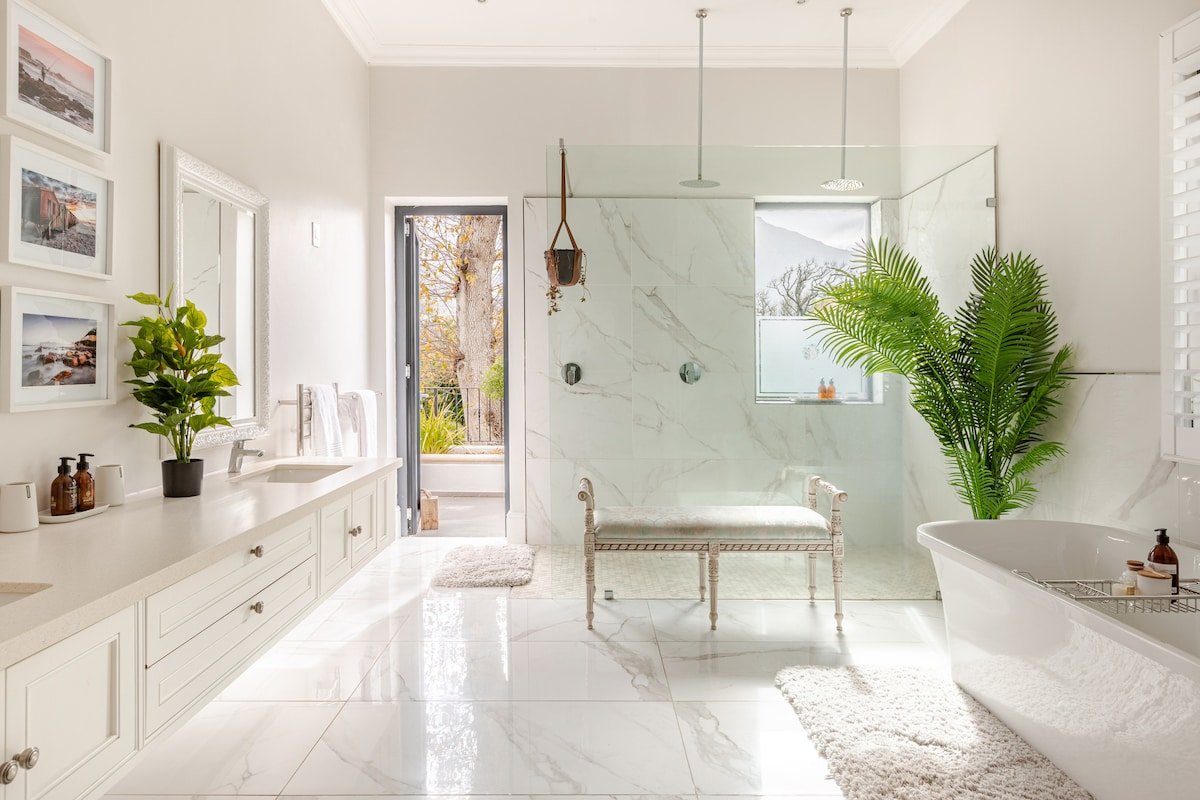 Luxurious 5-Bedroom Villa in Bishopscourt gallery image 2