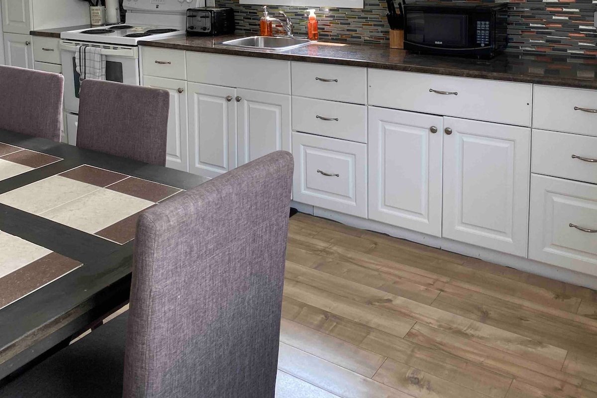 Family/Pet Friendly 3BRM Cottage/FREE Beach Pass gallery image 5