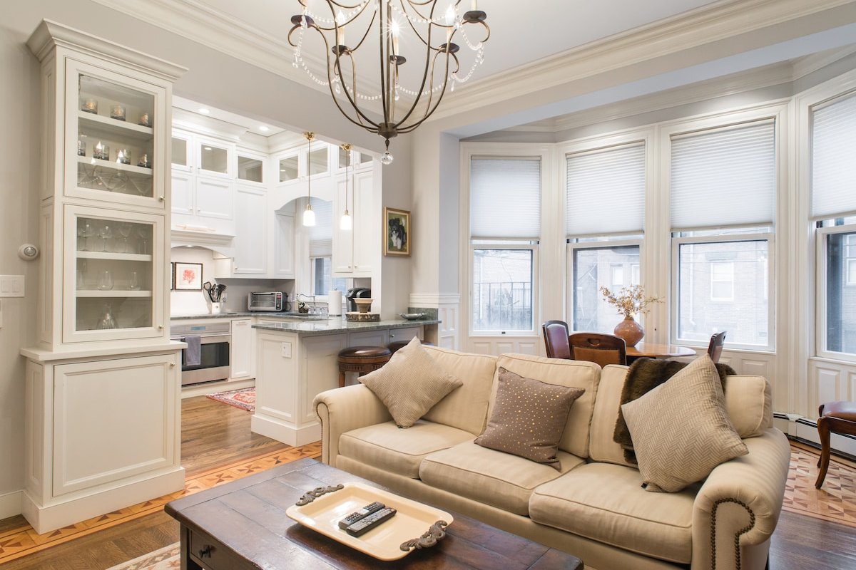 Luxury 4BR | 2.5BA Back Bay Duplex gallery image 3