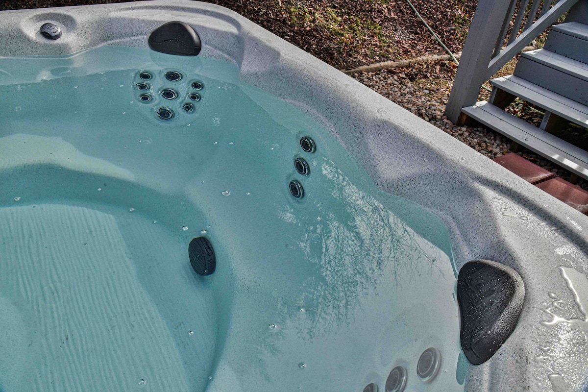 10 Min. to DTWN, HotTub & Sauna Bunks, 2 Acres gallery image 5