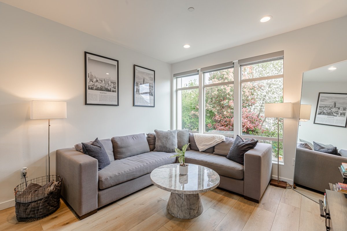 Modern Townhouse Perfect for Groups & Good Vibes gallery image 2