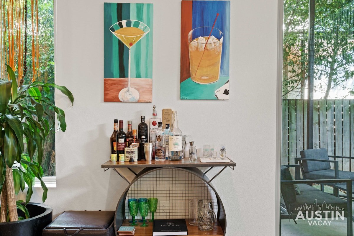 Picture-Perfect + Trendy Vibes Minutes From Rainey gallery image 4