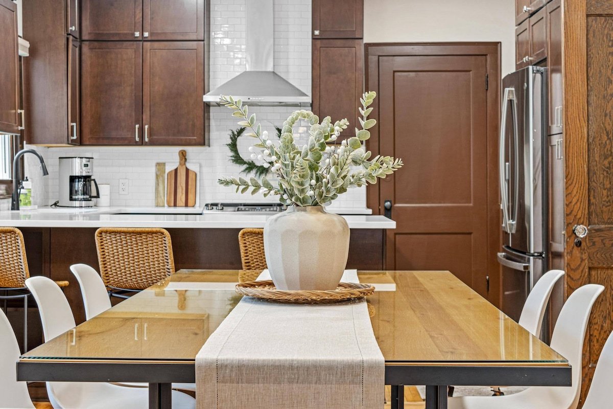 Modern Craftsman | East Harriet | 3 min to Lakes gallery image 3