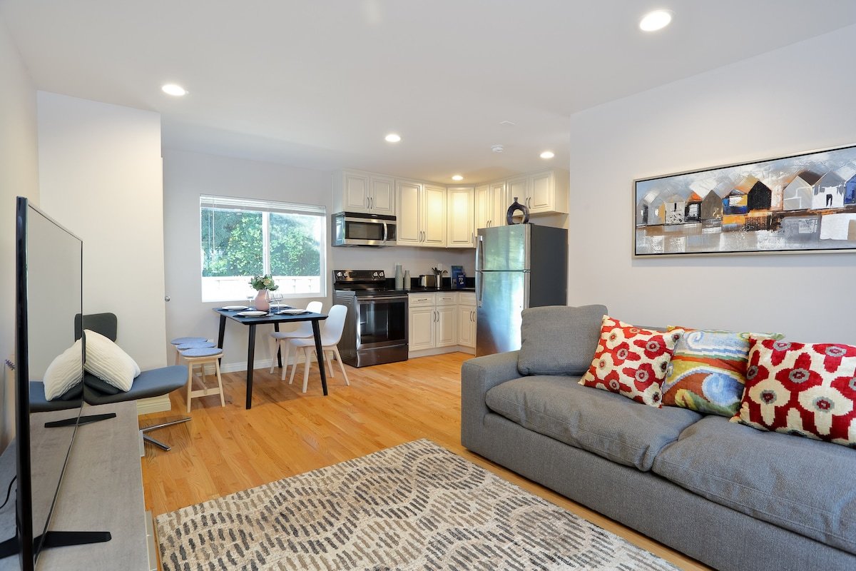 Bright Pasadena Home • Caltech Neighborhood gallery image 2