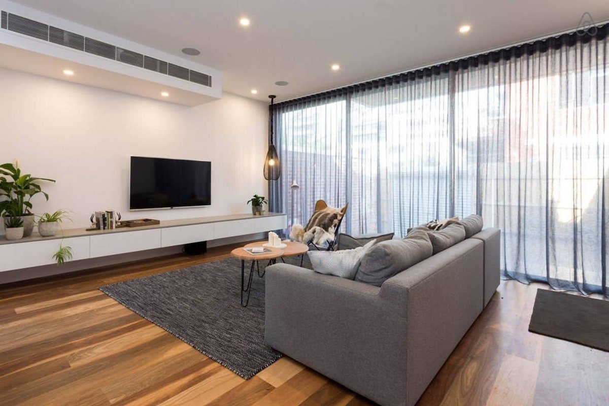 Lola Three Levels of Style with Rooftop Terrace gallery image 4