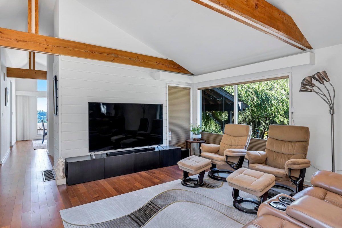 Victoria Vacation Villa w/Pool Hot Tub Oasis gallery image 4