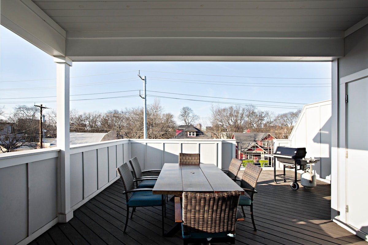 Huge Rooftop Retreat | Walk to Bars and Dining gallery image 4