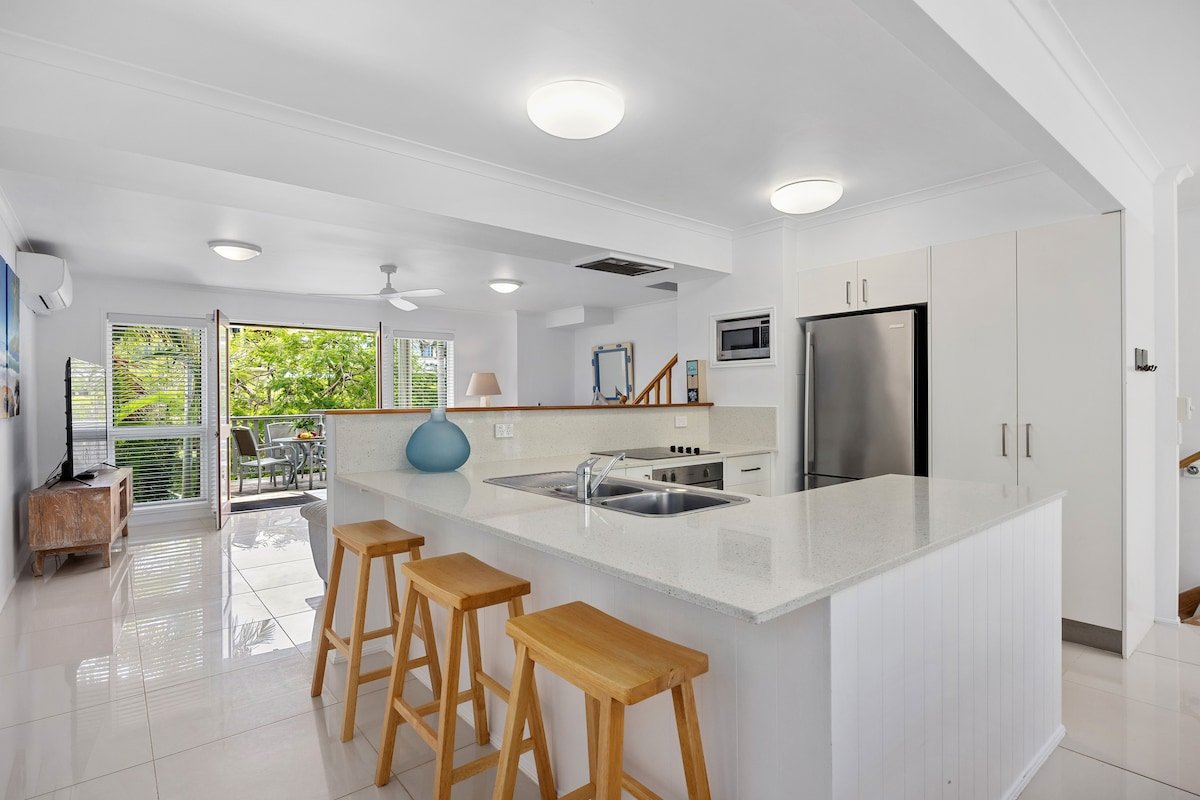 huge 3 level 4 bed family villa , river views gallery image 3