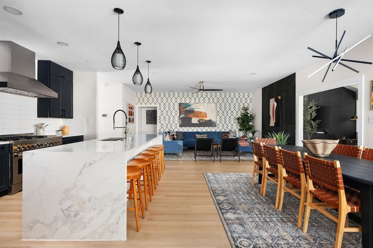 ~La Mariposa~ Best Backyard in Austin ~Sleeps 25 gallery image 4