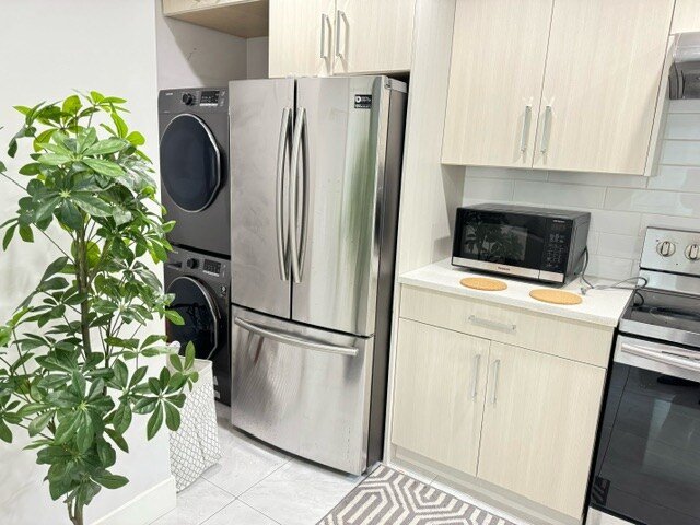 3 bedrms/ 3 washrs, Free Parking, Near Airport gallery image 5