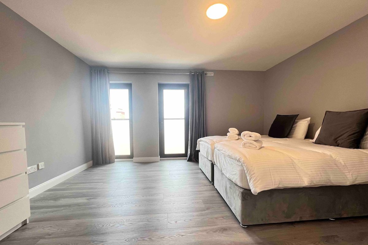 Central with a fantastic view of Henrietta St. gallery image 5