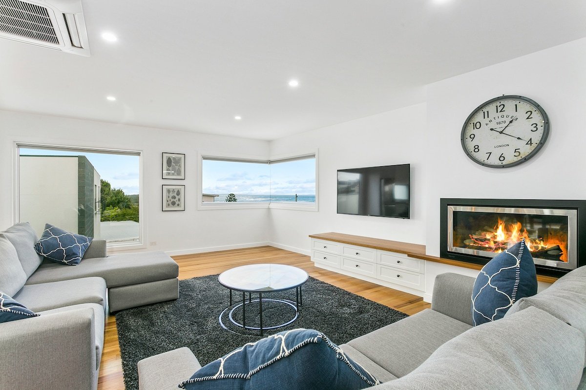 LUXURY LIVING ONLY 200M FROM BEACH & TOWN CENTRE!! gallery image 2