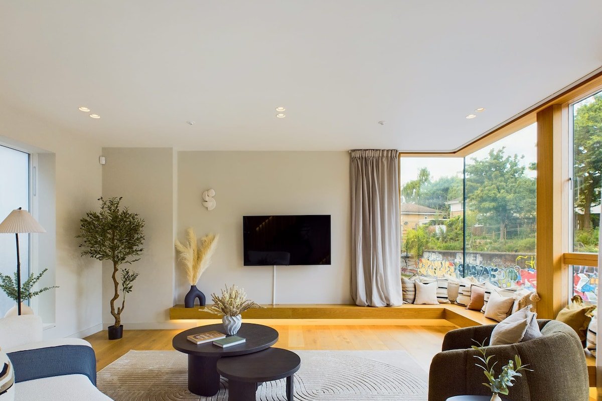 Decadent Mews House overlooking Regent’s Canal gallery image 2