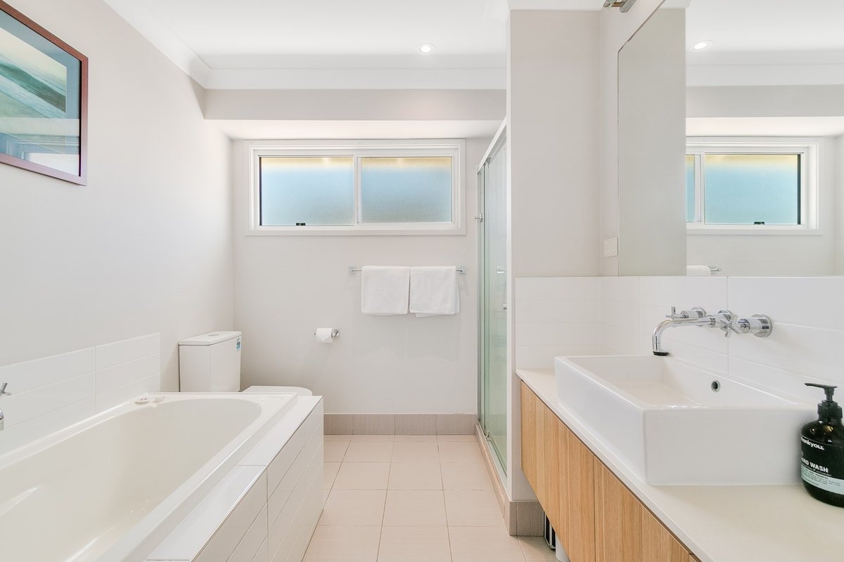 Cosy Coastal Charm – Cute Beach House by uHoliday gallery image 5