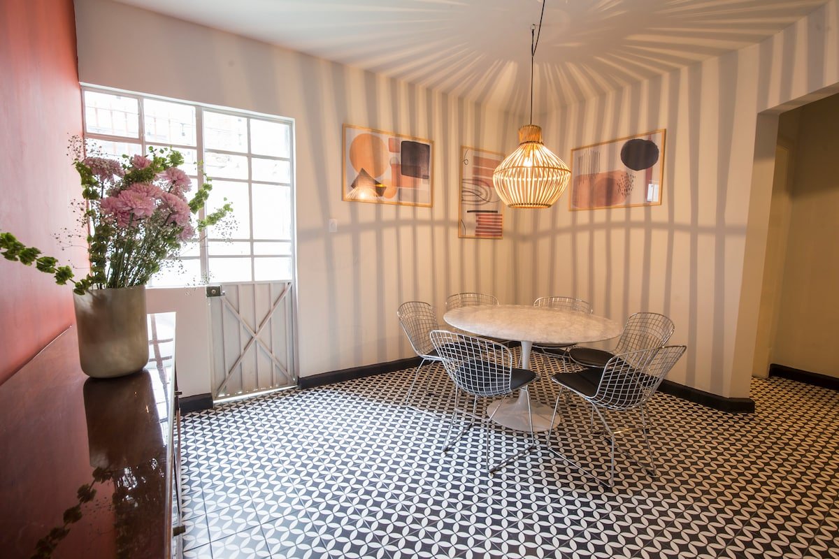 2 APT TOGETHER! GREAT LOCATION. UP TO 12 PPL! gallery image 5