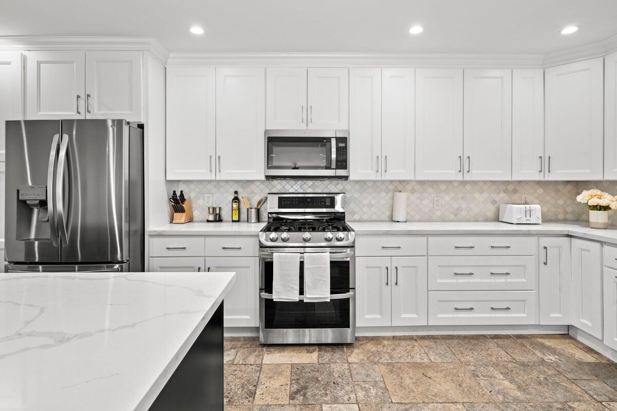 Vibrant Pool Home | LA Retreat gallery image 4