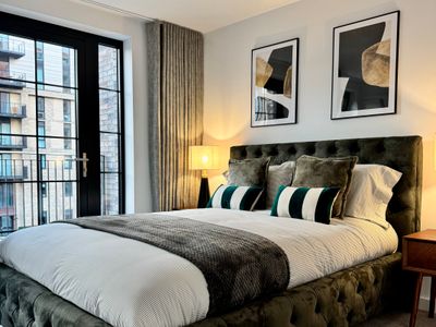 River-Side Retreat 3BR | Balcony | Free Parking