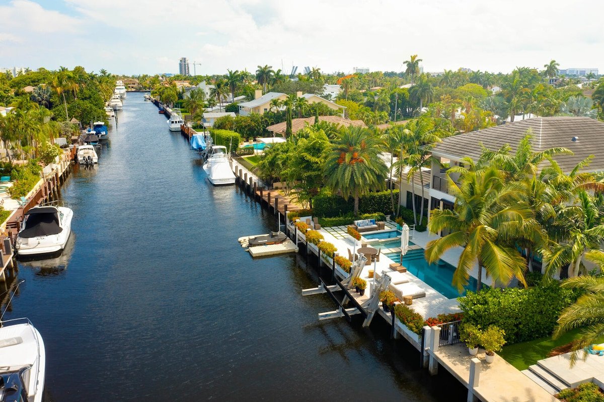 LUXURIOUS MANSION by the water with 5 suites!! gallery image 2