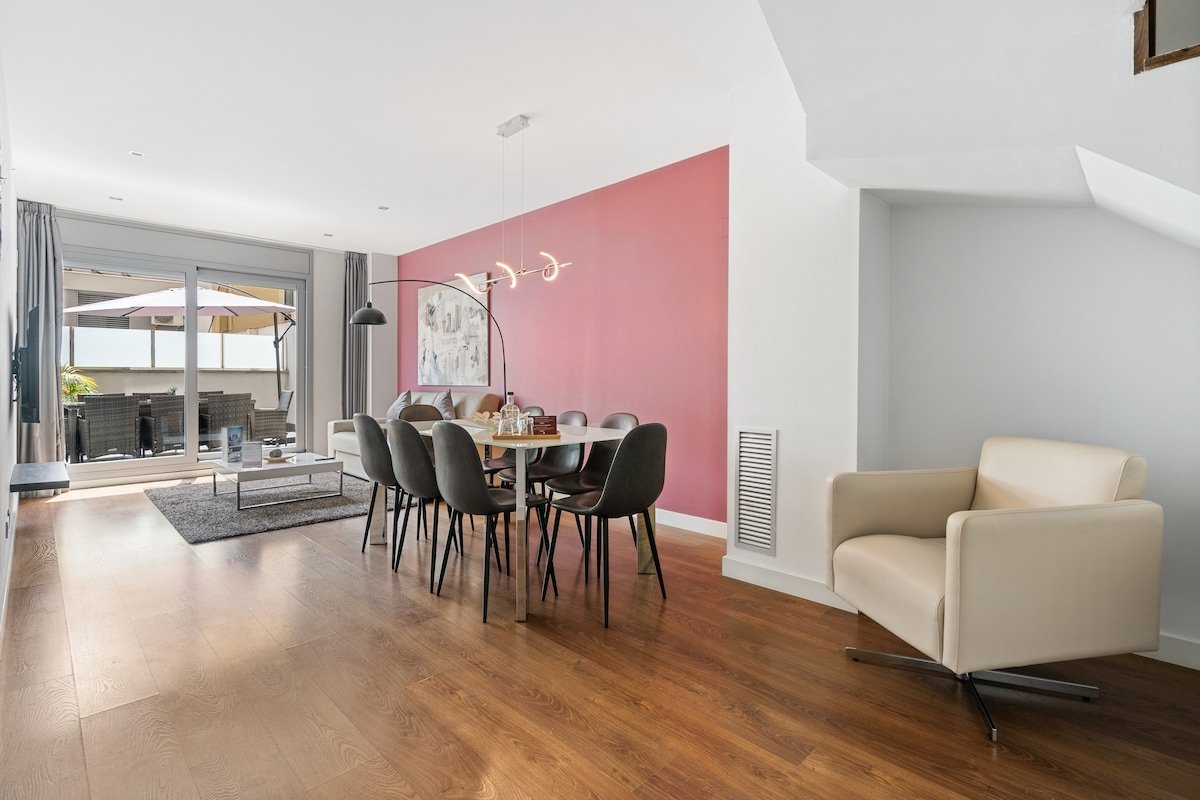 Large 3 bedroom Duplex with Sagrada Familia view gallery image 5