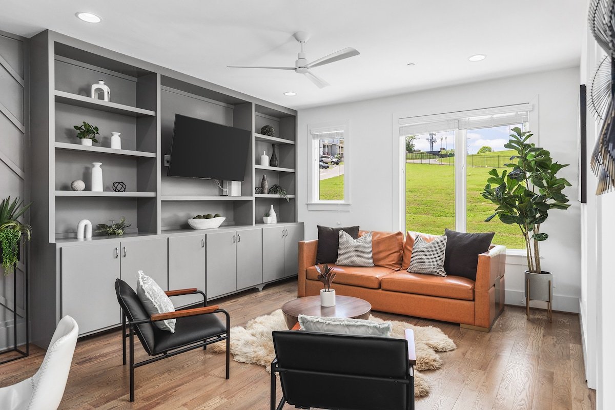 Patio FirePit Garage -Walk to Coffee, Restaurants gallery image 2