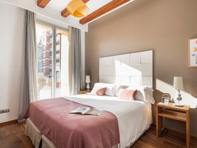 Elegant, recently renovated, trendy Bcn area