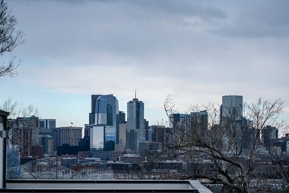 Mile High Overlook – Amazing roof top views! gallery image 3