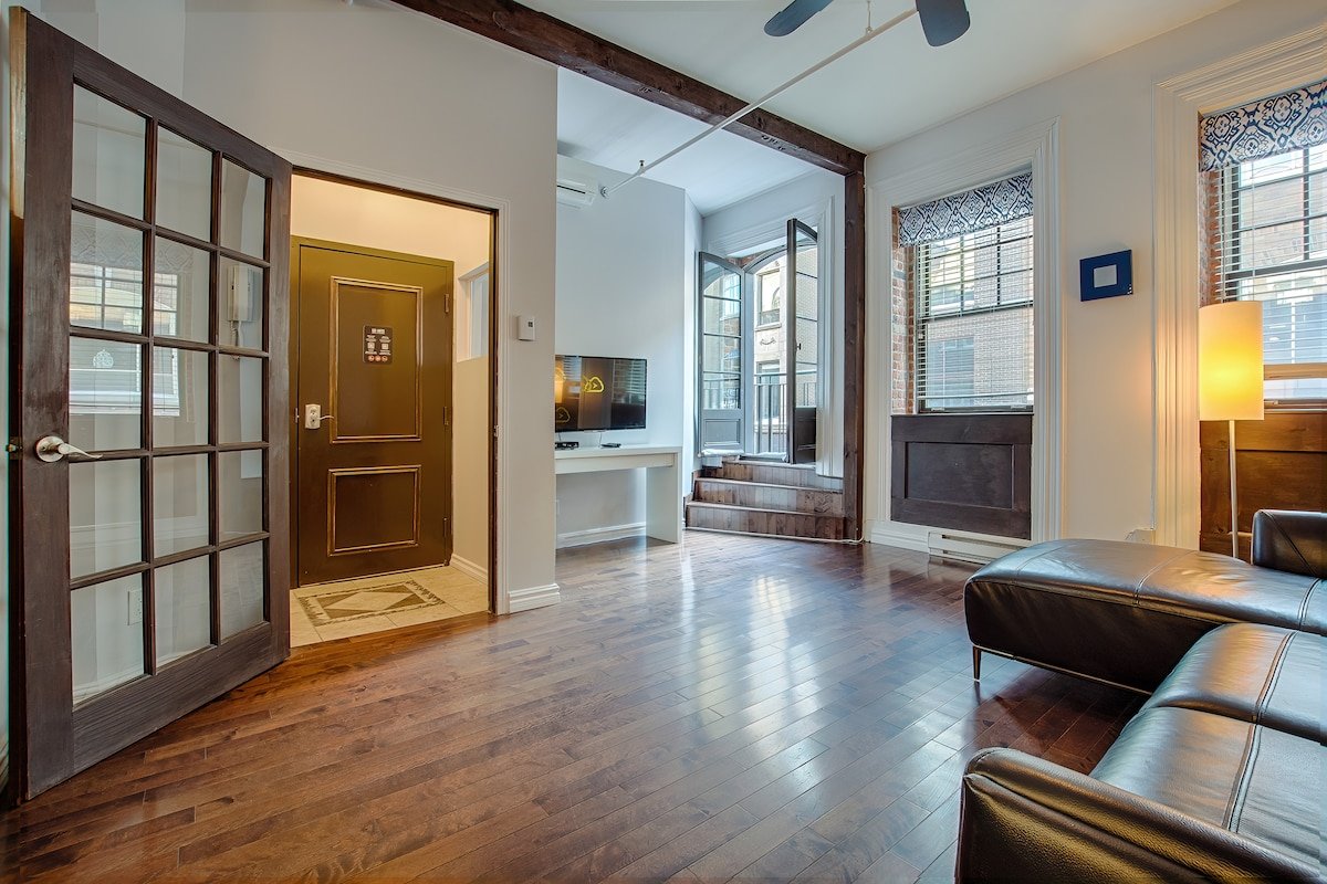 SJ101 – Les Lofts St-Jo – Par Les Lofts Vieux-QC gallery image 3