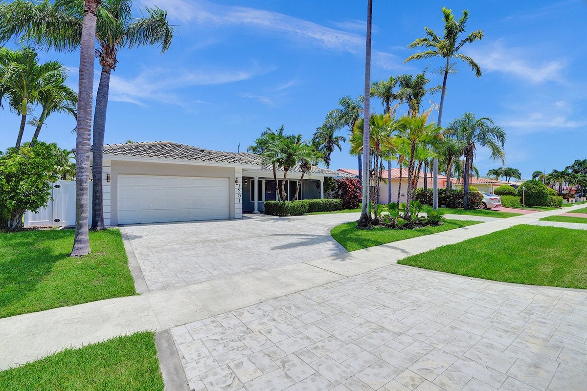 Spectacular 5BR/5BA Villa in Hollywood Lakes gallery image 4