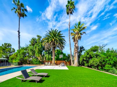Incredible View, Huge Pool & Basketball!