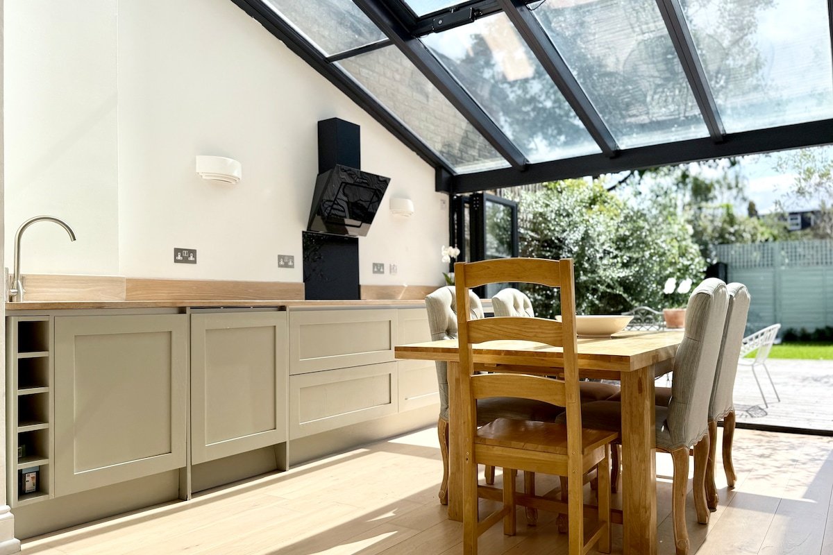 Luxury London Stay w Parking and Garden gallery image 4