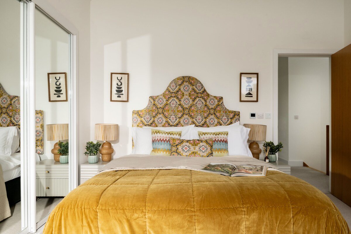 Mirrors Edge – Hot Tub, Spa & Dog-Friendly Stay gallery image 3