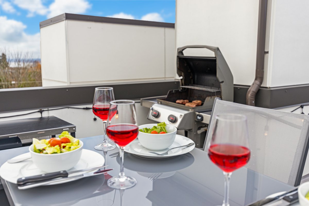 15 Min Stadium, Downtown & Airport. Walkable!