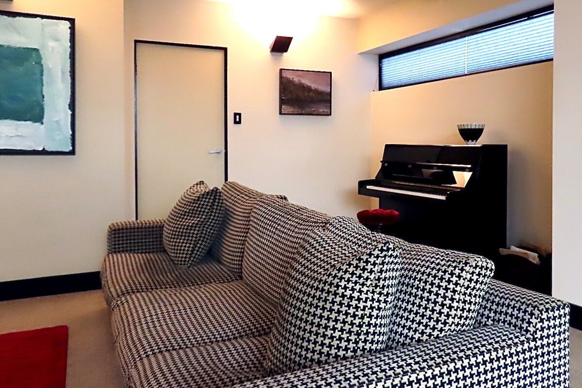 Elegant Inner-City Home: Experience Urban Luxury gallery image 5